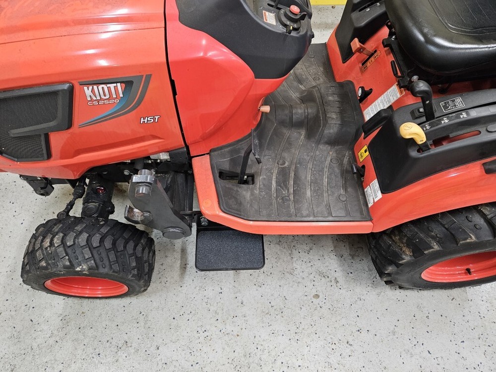 Kioti CS2220 / CS2520 Step