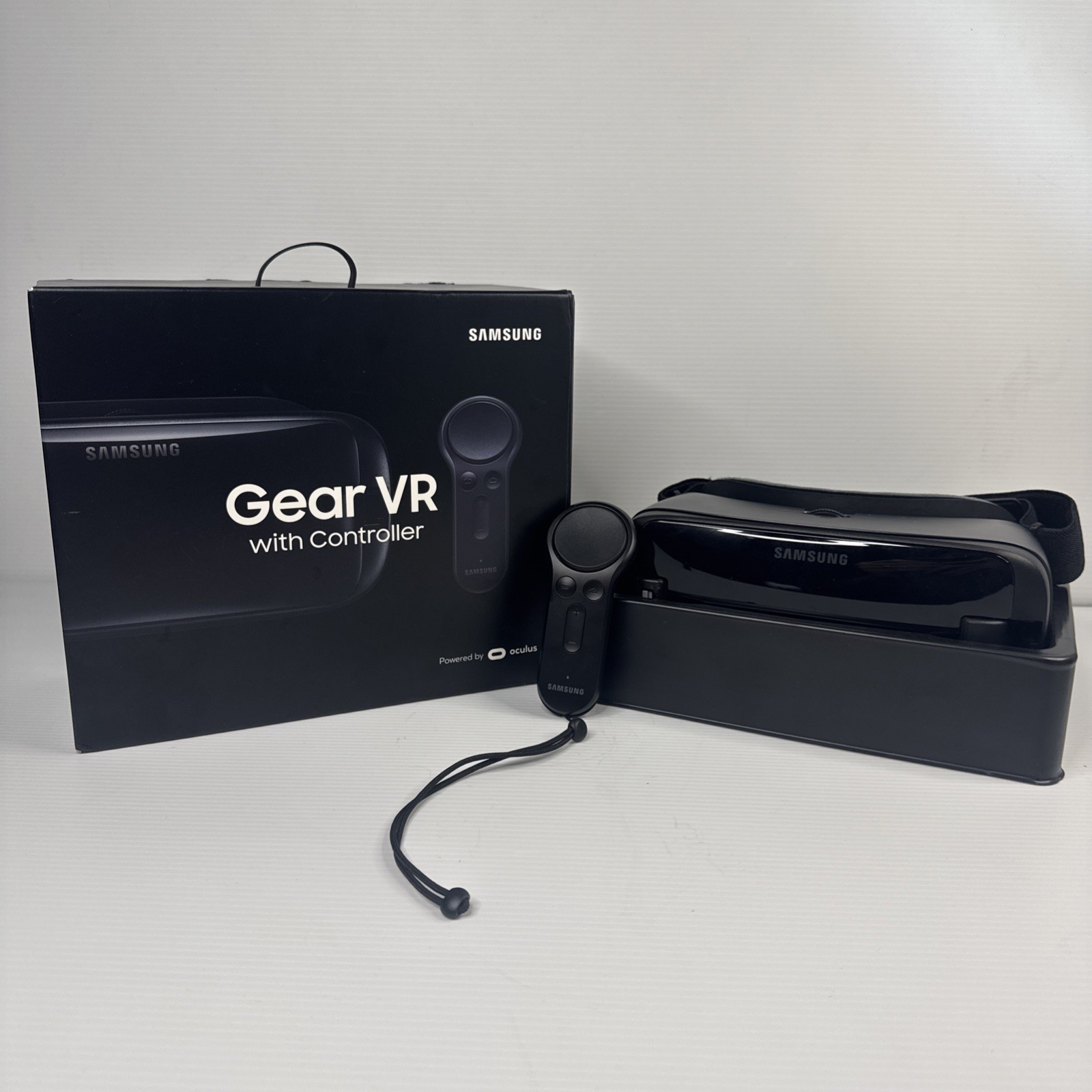 SAMSUNG GALAXY Gear VR Oculus Virtual Reality Headset w/ Controller SM-R324