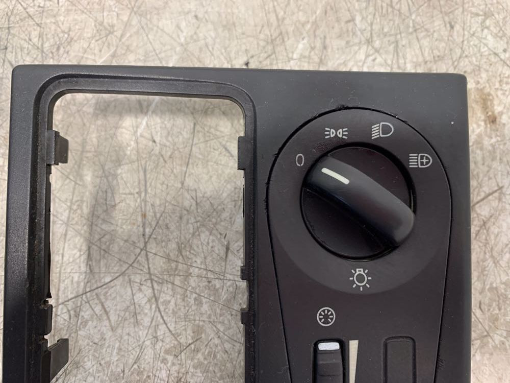 2006 Volvo VNL Headlight Switch (605-11102)