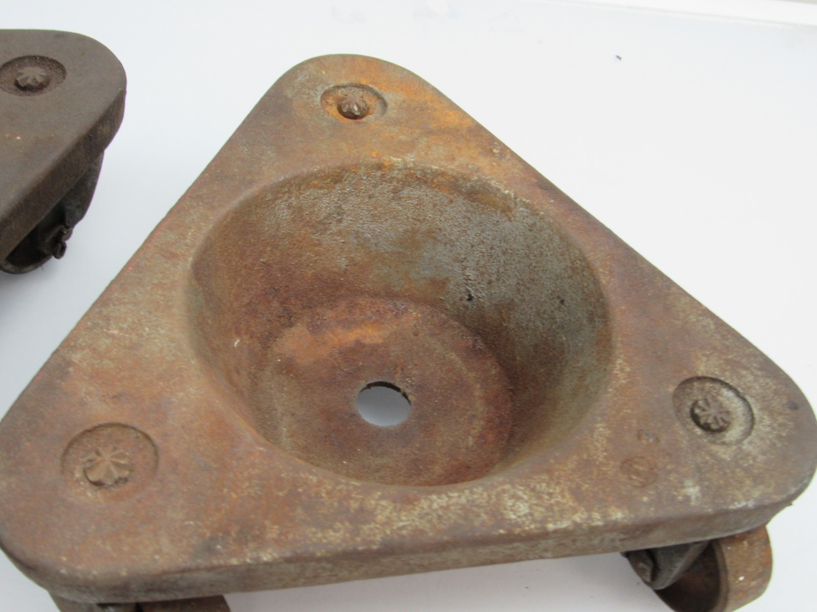 2 Vintage Bond Manheim 2127 Cast Iron Triangular Cup Dolly