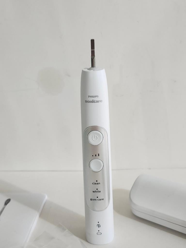 Philips Sonicare ProtectiveClean 6100 HX6877/21 ToothBrush White,Please Read