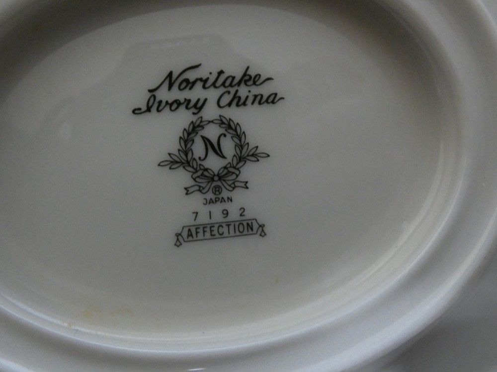 NORITAKE AFFECTION 7192 GRAVY BOAT ATTACHED PLATE