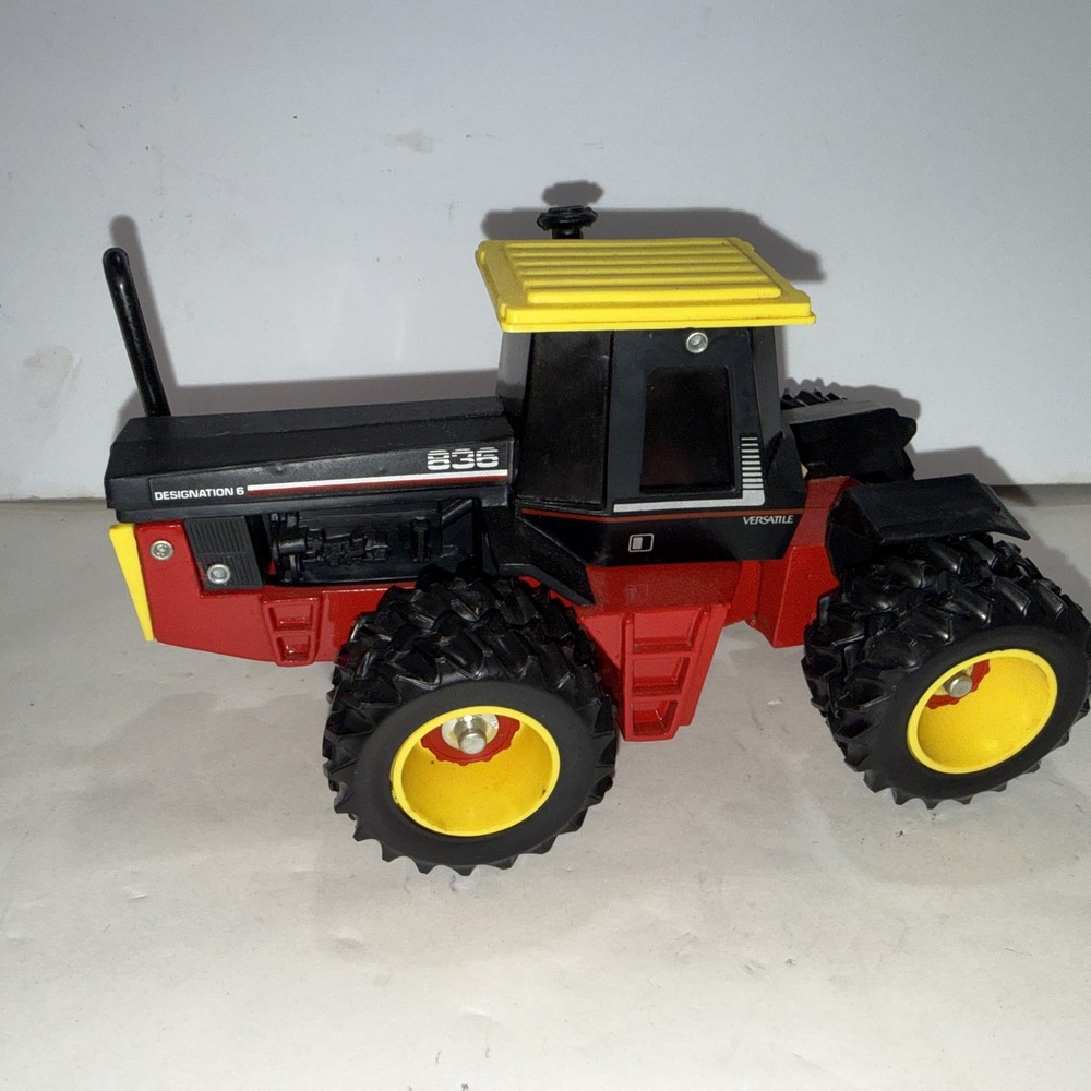 Scale Models - Versatile 836 Tractor With Duals - 1:32 Diecast