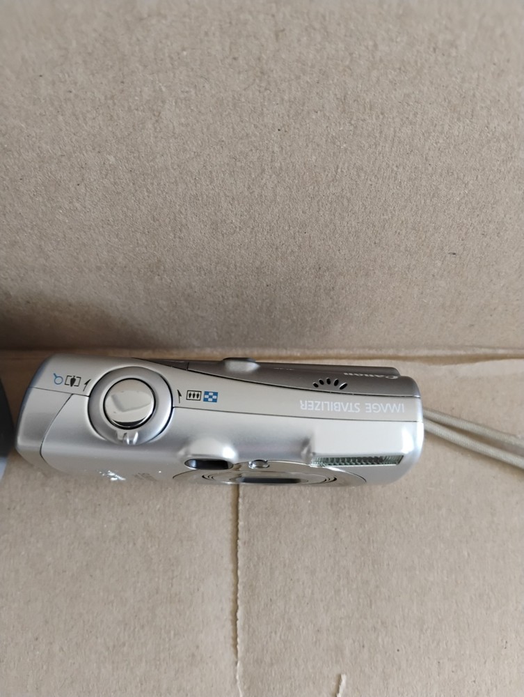 Canon IXUS 950 Is Digital Camera 8MP, Compact, Silver plus case