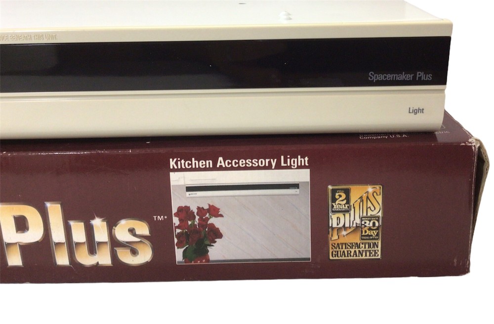 Black & Decker Light Spacemaker Plus Under Cabinet PLA100 w/Outlet 1988