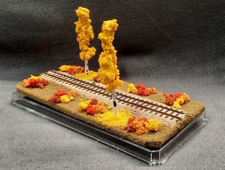 HOn3 SCALE 9" SINGLE TRACK DISPLAY CASE - FALL FOILAGE SCENE- FOR ANY HOn3
