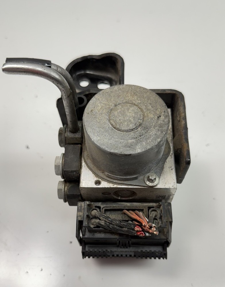 2012-2016 Harley Davidson FLD Switchback Classic ABS PUMP MODULE & MOUNT BRACKET