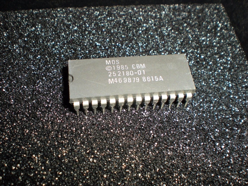 Commodore Amiga MOS 252180-01 IC chip in nice condition