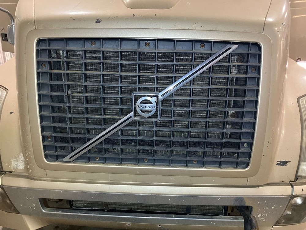 2003-2017 Volvo VNL Grille - Used