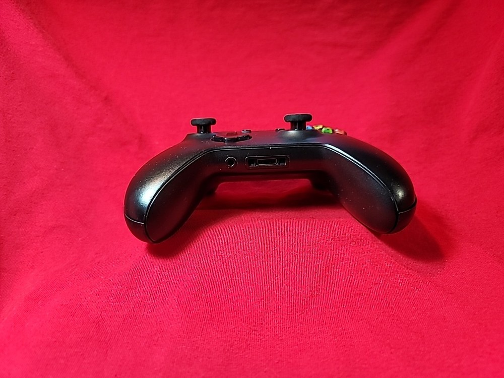 Xbox One Wireless Controller 1708 Black (New Joysticks) Check Description