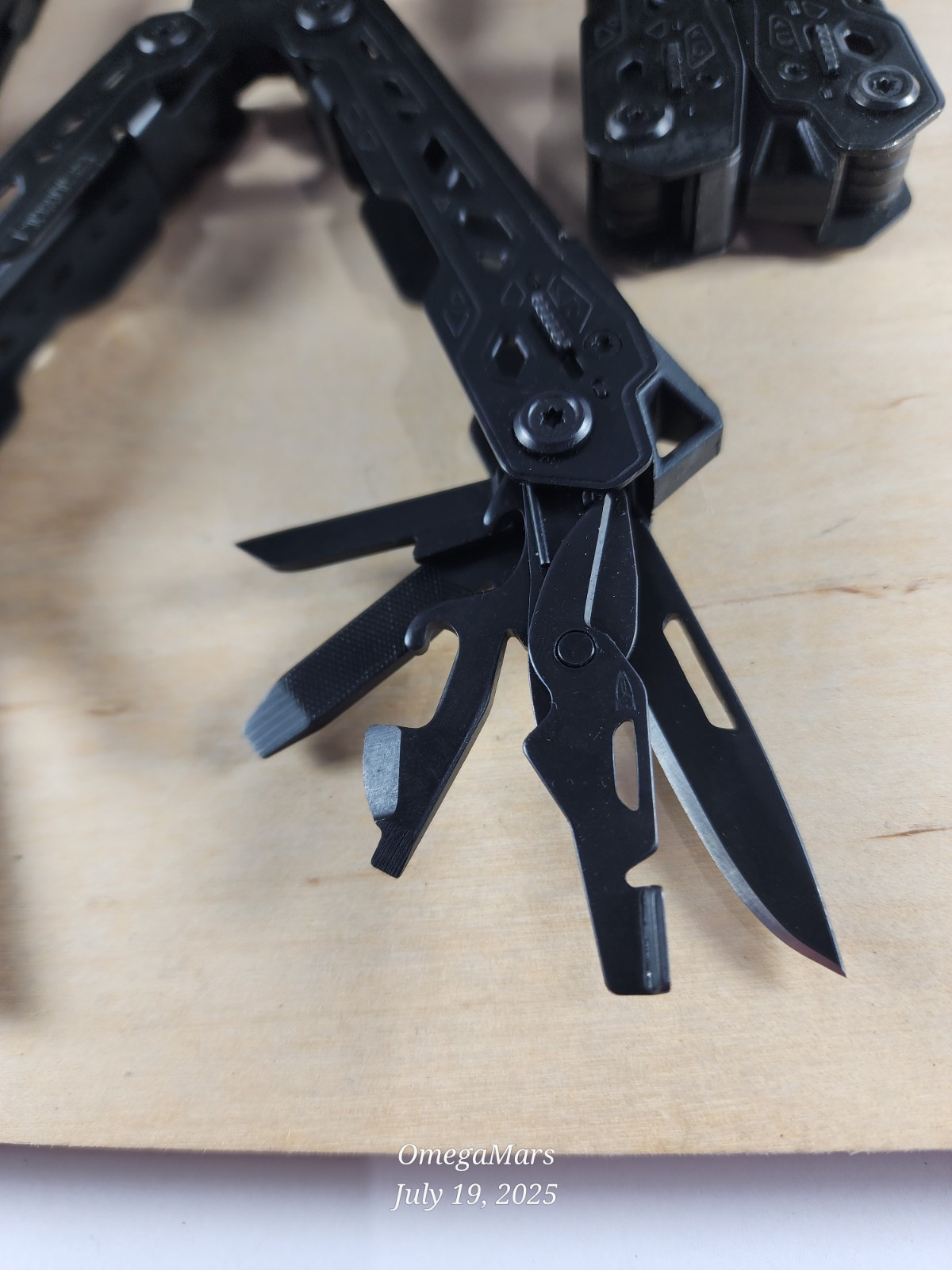 Gerber Truss 17-in-1 Multi Tool One(1) per order, great conditions! Black Truss