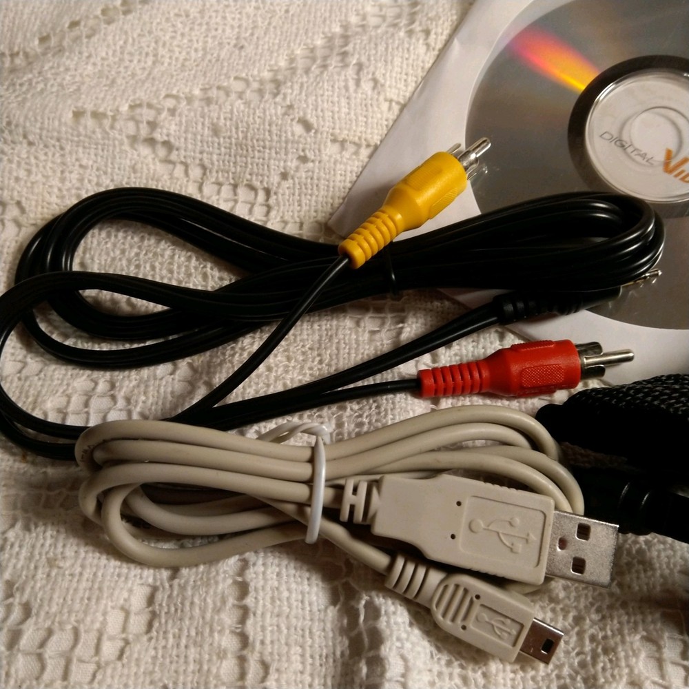 DIGITAL VIDEO 6.6 MEGA PIXEL CAMERA & CASE WIRES BOOKLET CD UNTESTED CLEAN