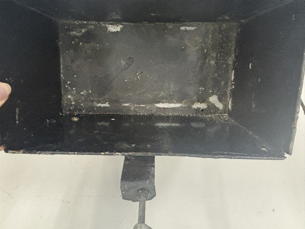 Luscombe Model 8 Battery Housing Box
