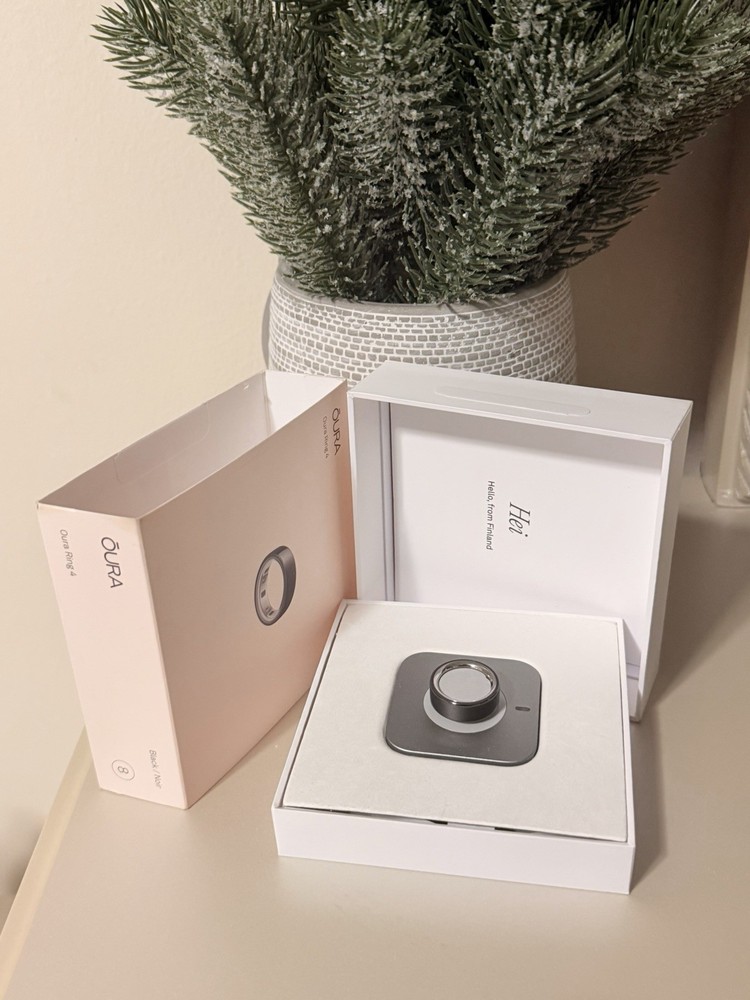 Oura Ring 4 Black - Size 8