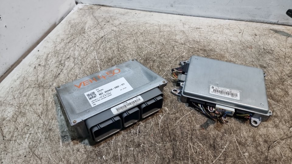 Jaguar S-Type Engine Control Unit ECU & Front Electric Module 1999 XR8A12A650NBA