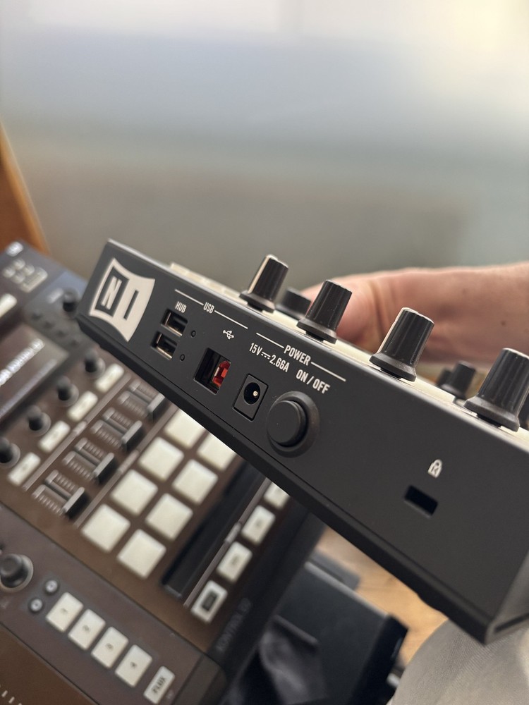 Native Instruments Traktor Kontrol D2 DJ Controller #2