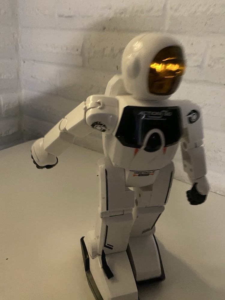 POWERS ON SILVERLIT 2002 ACTION GO PROGRAMMABLE WALKING ROBOT OBSTACLE SENSE