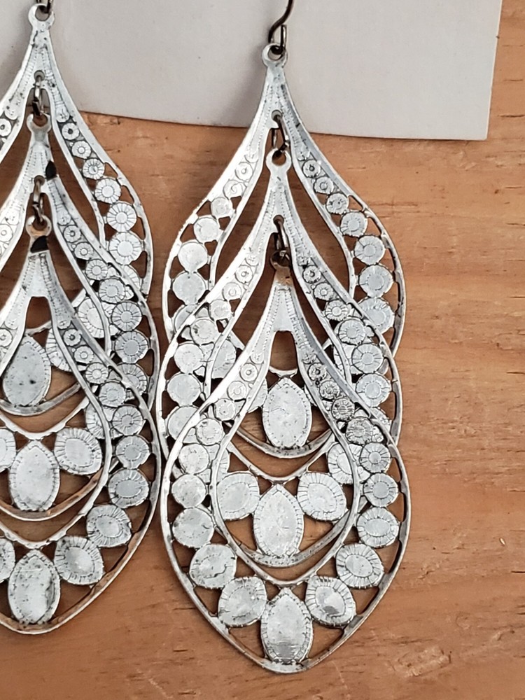 lightweight Silvertone metal dangle earrings