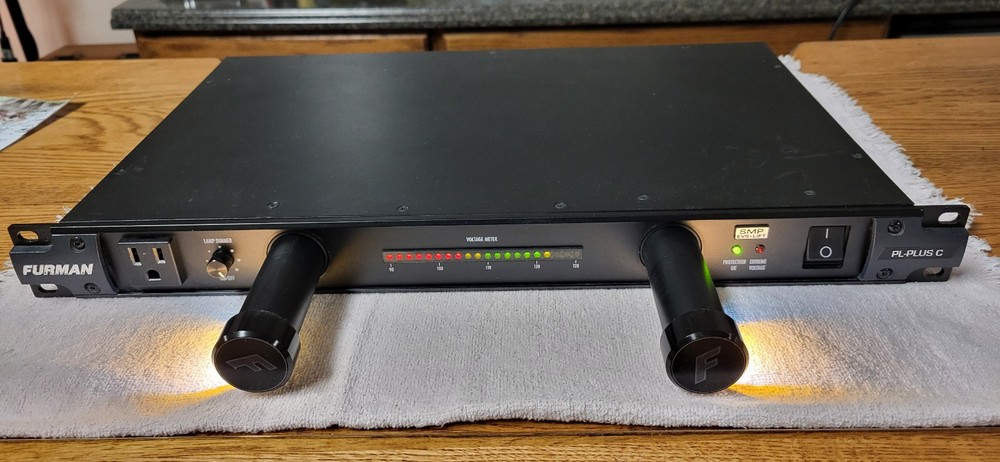 Furman PL-PLUSC 15A Advanced Power Conditioner  Voltmeter