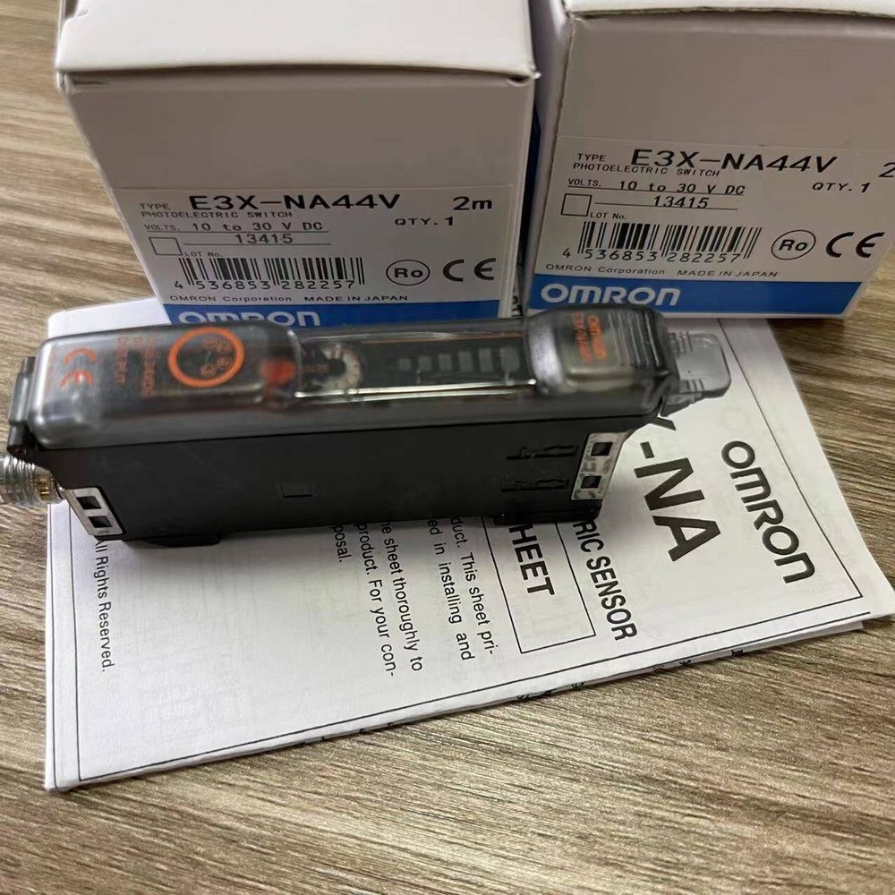 1pcs Omron E3X-NA44V 2M Sensor Fiber Amplifier