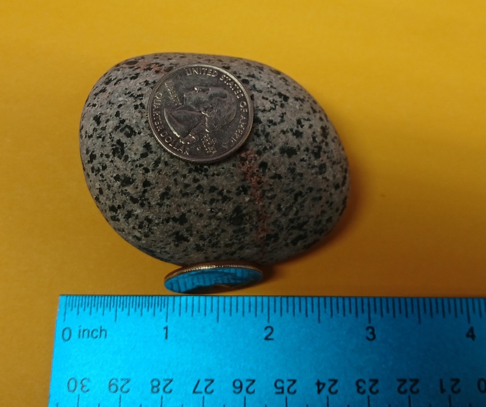 Fluorescent Sodalite ( Yooperlite ) 8 oz. A Beutiful Bright Yooperlite