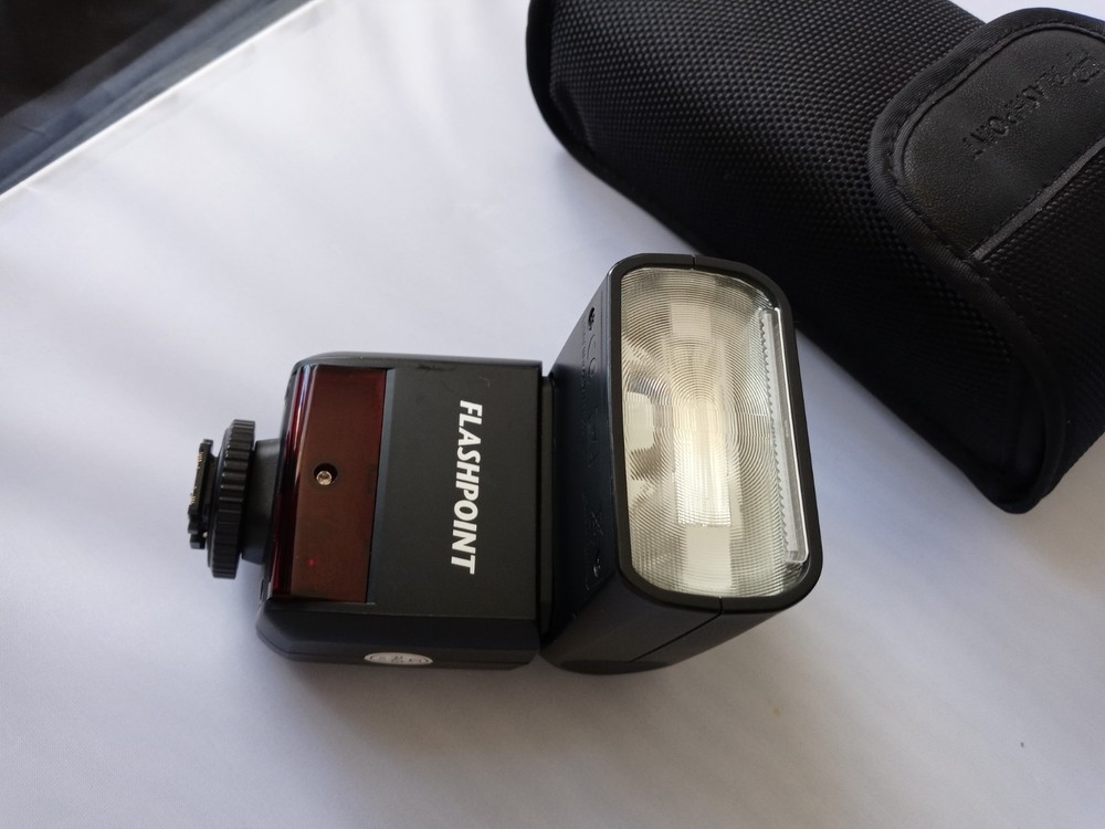 Flashpoint Zoom Mini R2 Camera Flash Black with case