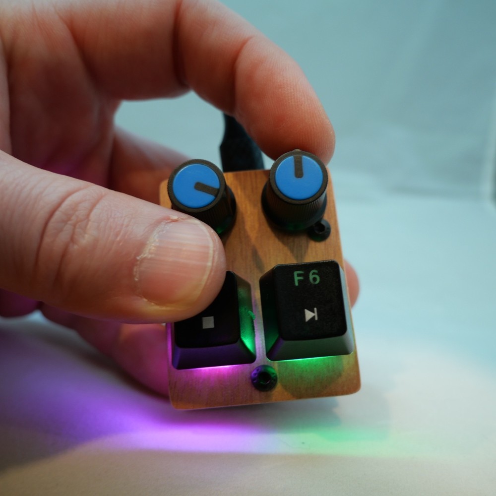 madMidiMini Compact Midi Controller with 2 Note Buttons 2 Potentiometers and LED