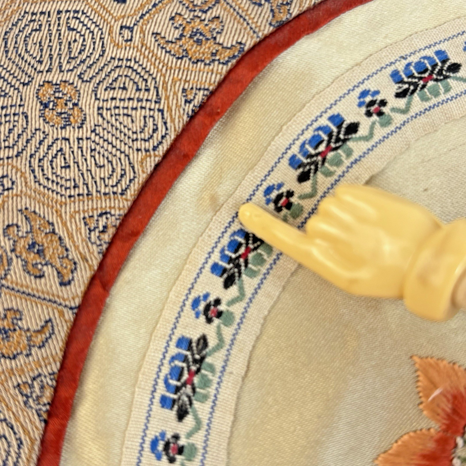 1950 Chinese Silk Embroidery Butterfly & Flowers Round Table Mat Doliey Doll Rug