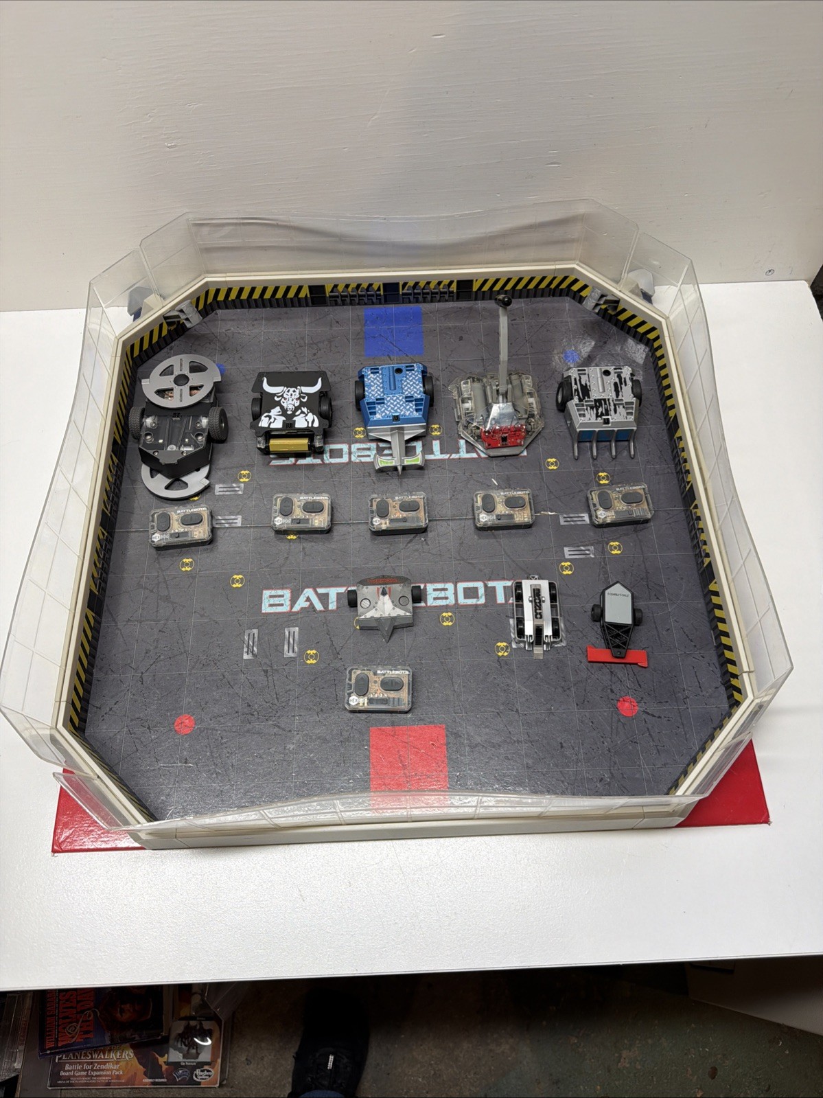 Hexbug Battlebots Arena with 6 bots, 6 remotes - Untested