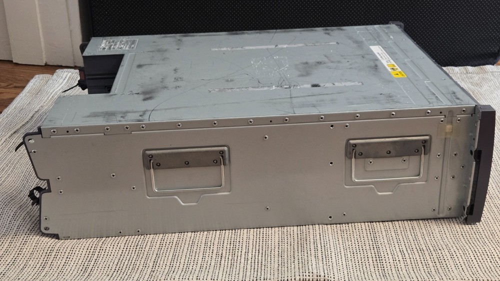 NETAPP DS4243 Disk Array Shelf with 24x SAS Trays