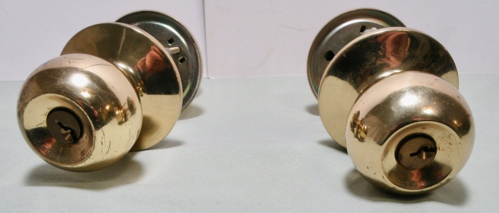 Yale / Prospec Door Knobs, Locks, Striker Plates For Parts (18 Pieces)