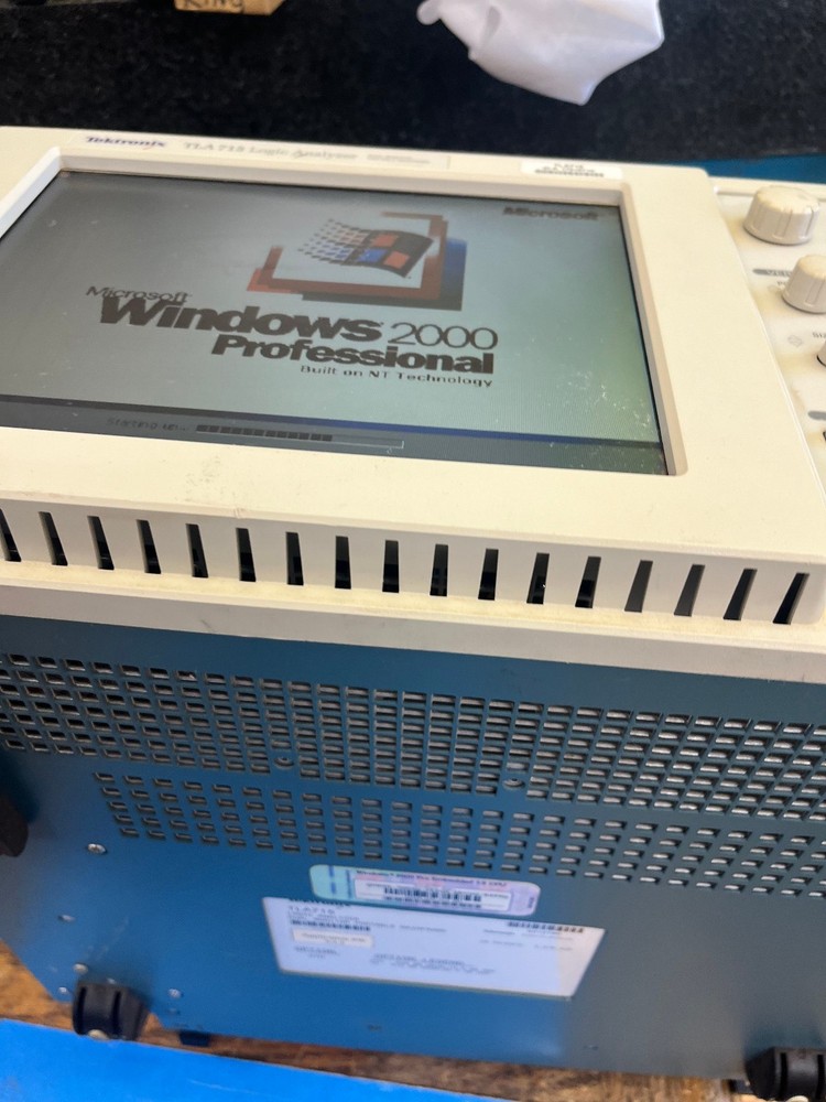 9BB Tektronix TLA 715 Logic Analyzer