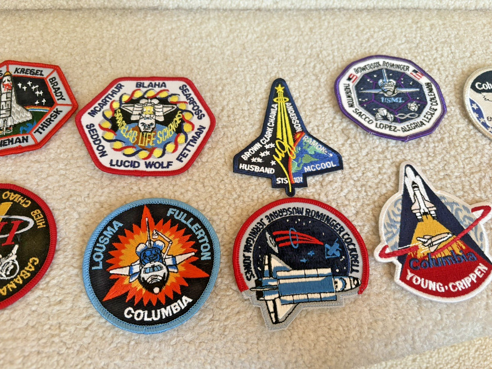 NASA Kennedy Space Center 10 Souvenir Space Emblems Challenger ShuttlePatch Book