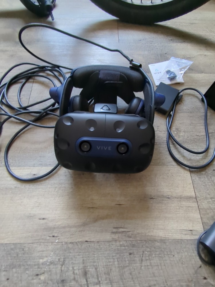 Used HTC Vive pro 2 - Full Kit +Box
