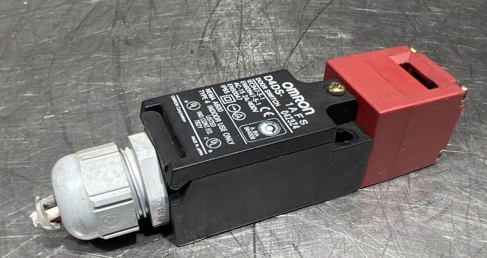 OMRON Safety Door Lock Switch D4DS-1AFS Used Surplus