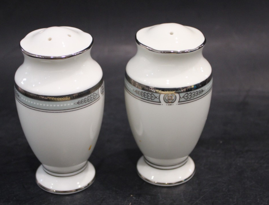 Noritake Fullerton Salt and Pepper set 4"