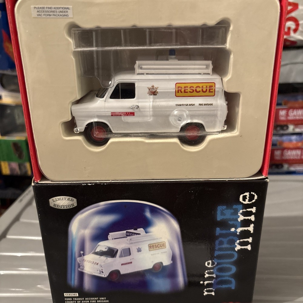 Corgi CC02302 FORD TRANSIT .AVON FIRE BRIGADE.