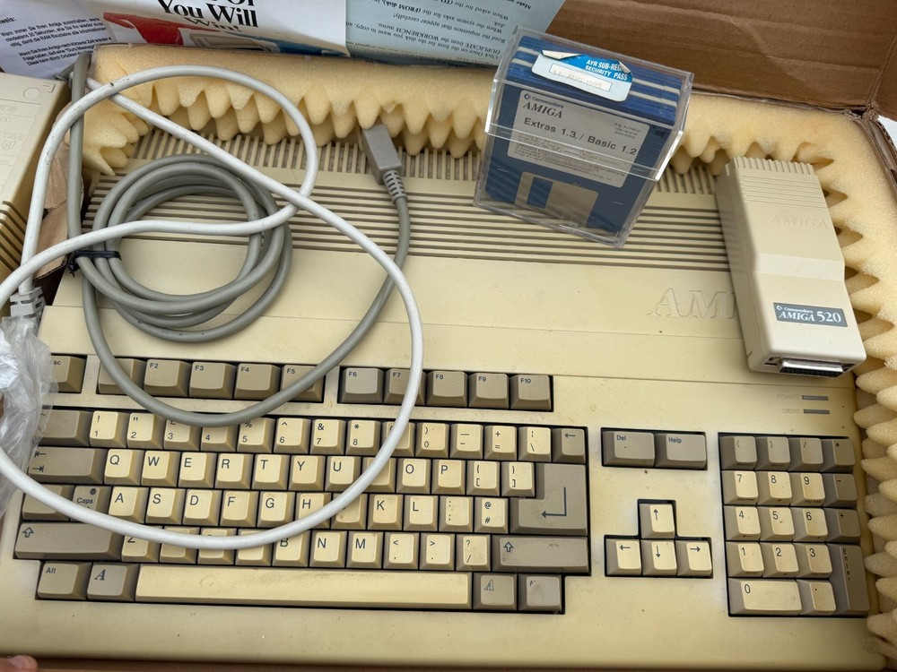 COMMODORE AMIGA 500 COMPUTER BOXED