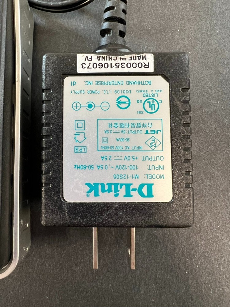 D-Link DES-1105 Ethernet Switch with Cord