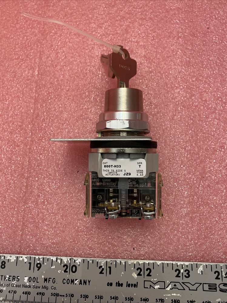 Allen Bradley 800T-H33 Position Keyed Selector Switch