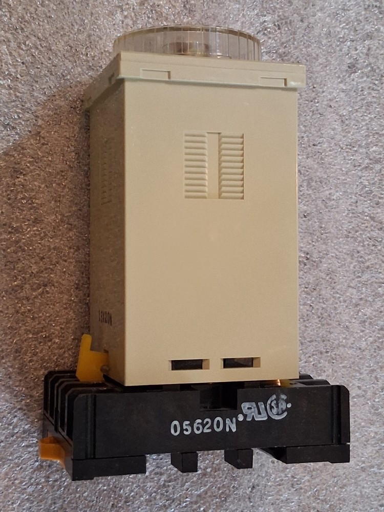 Omron E5C2-R20J Temperature Controller