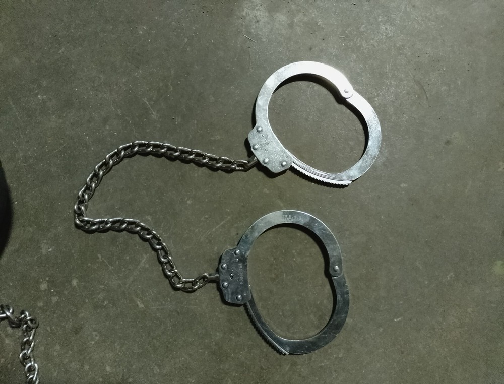 oversized peerless transport handcuffs model 705