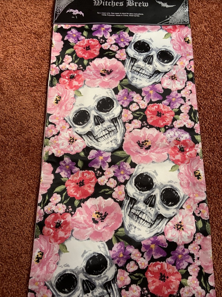 witches brew skull table cloth size 13 X 72