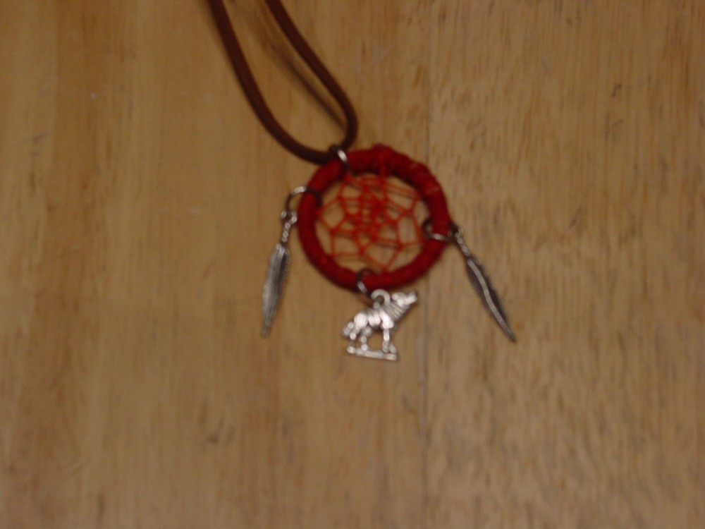 DREAMCATCHER WOLF FEATHER NECKLACE ( RED )