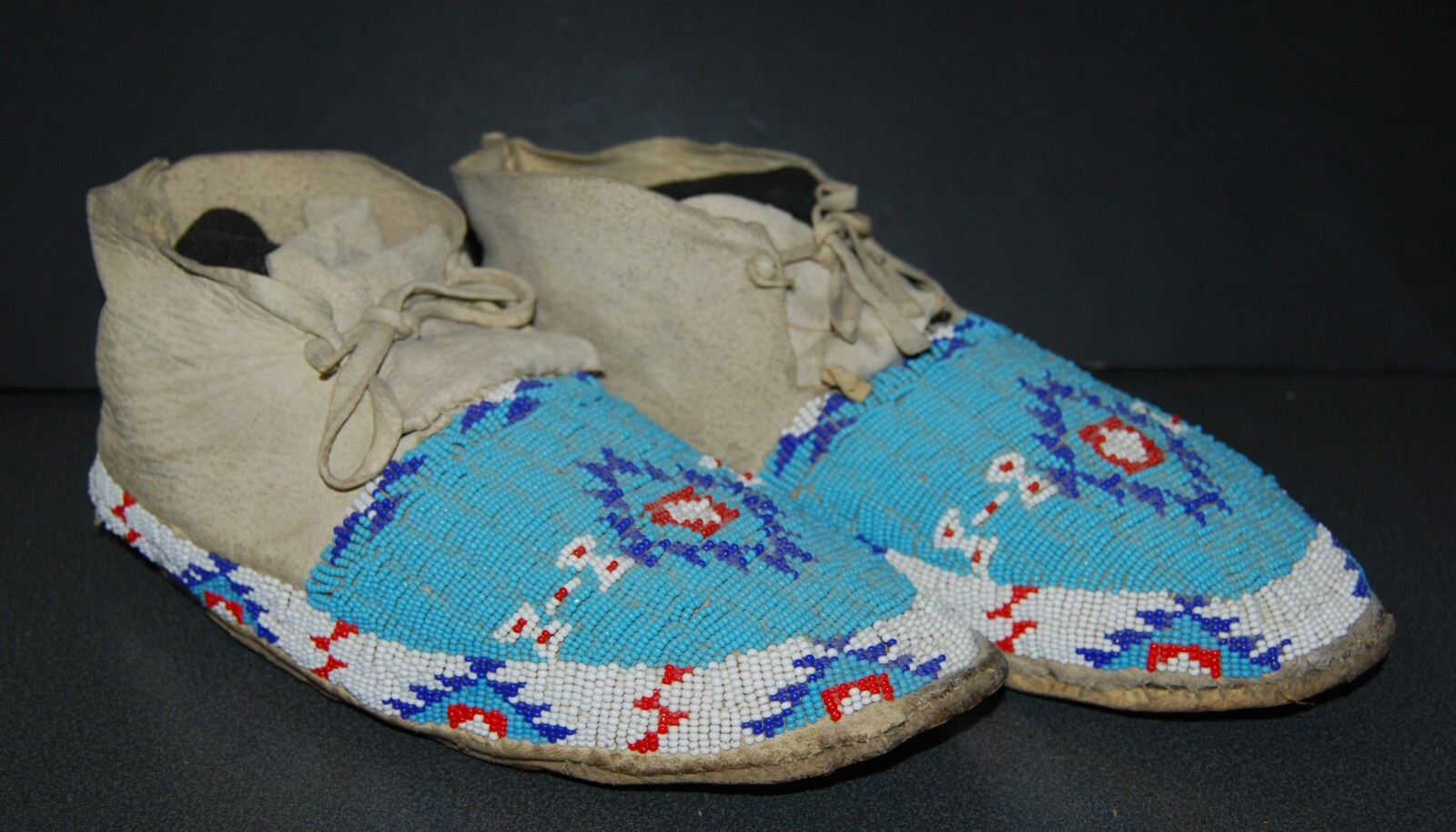 Native American Sioux Indian 1900, Sinew sewn, Beaded adult Moccasins