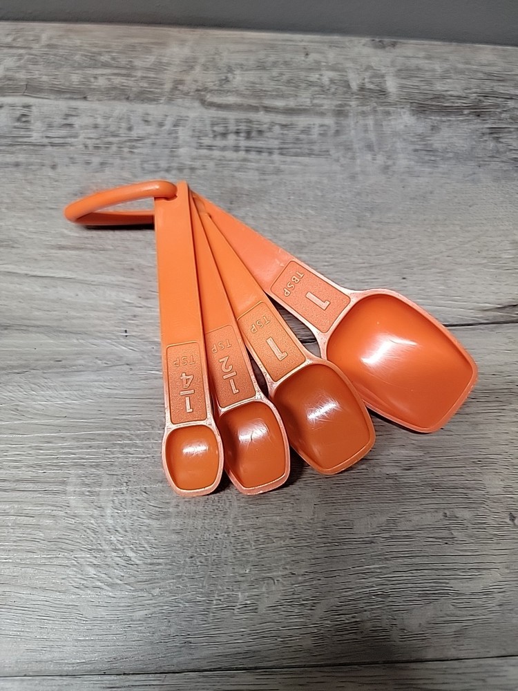 TUPPERWARE VINTAGE 4 PIECE ORANGE NESTING MEASURING SPOONS WITH RING