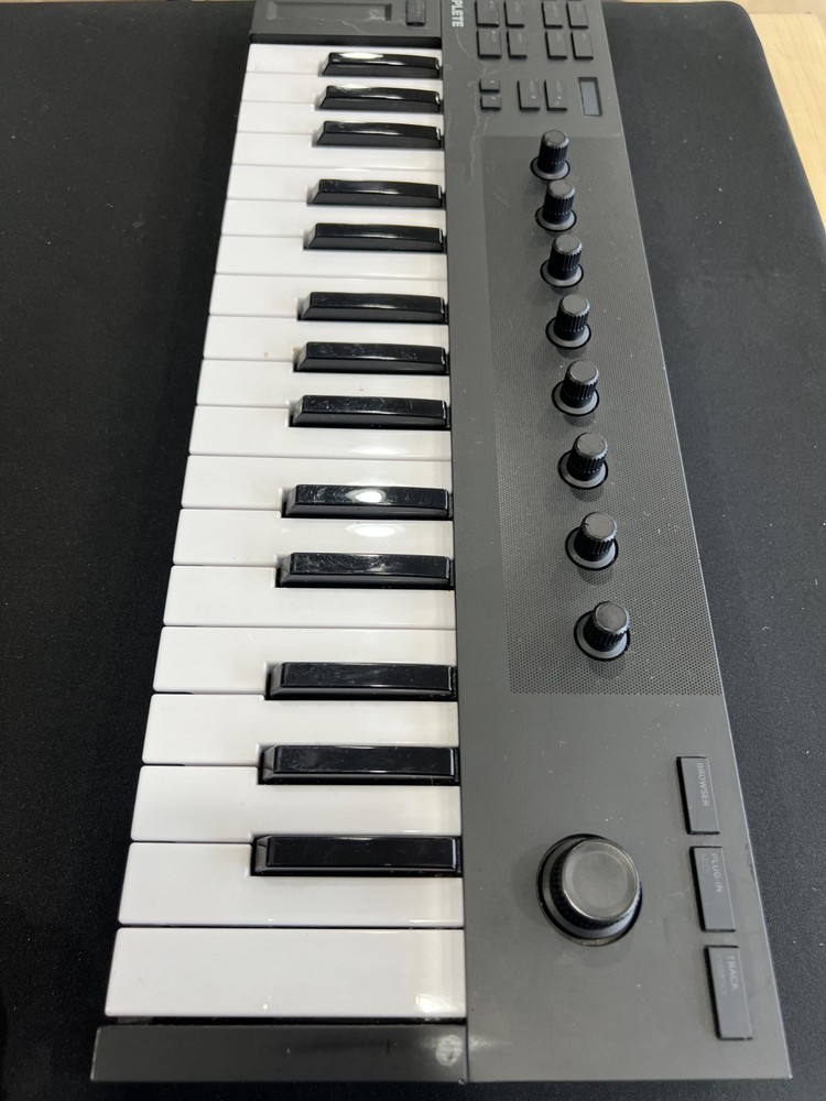 Native Instruments M32 Komplete Kontrol Keyboard Controller - SOLD AS IS
