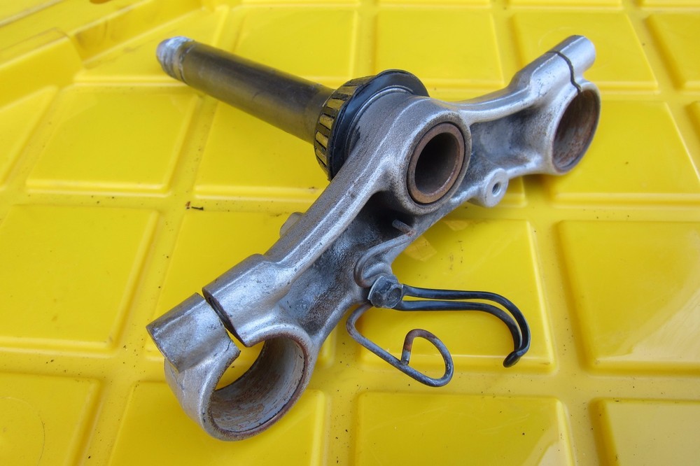 1997 SUZUKI GS500 E GS BOTTOM TRIPLE TREE