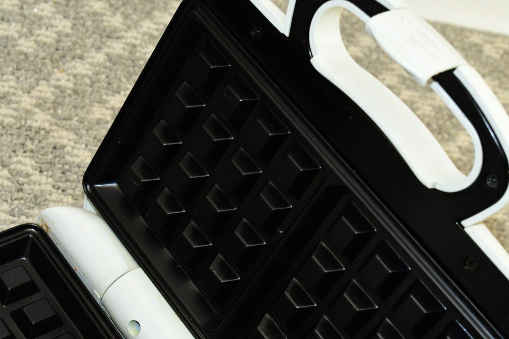 Toastmaster Easy Clean Waffle Baker - TWB2WREG - White, Working