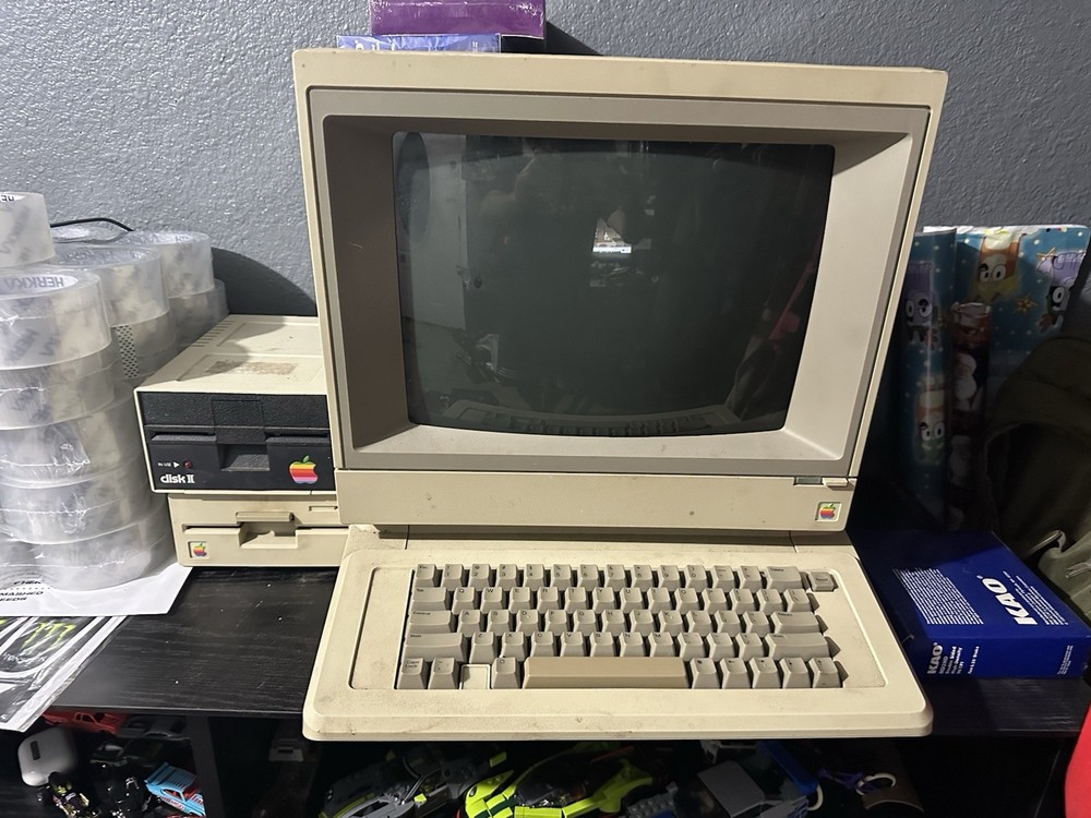 Apple 2e Vintage Desktop Computer